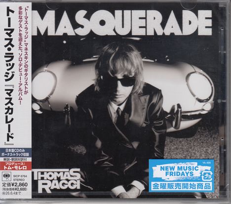 "MASQUERADE", "THOMAS RAGGI". Schwarz-Weiß-Foto: Person mit Sonnenbrille vor einem Oldtimer. Japanische Schriftzeichen.