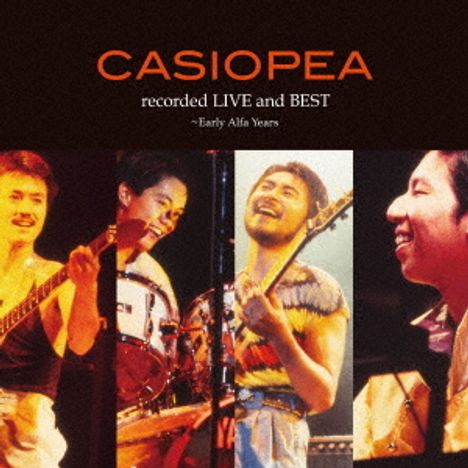 Text: "CASIOPEA recorded LIVE and BEST ~Early Alfa Years~". Vier Musiker mit Instrumenten, lächelnd und energiegeladen.