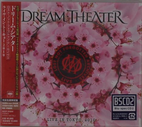 "DREAM THEATER", "LIVE IN TOKYO, 2010". Rosa Blüten mit einem zentralen, roten Siegel. Japanische Schriftzeichen links.