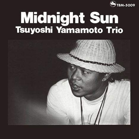 "Midnight Sun. Tsuyoshi Yamamoto Trio." Schwarzweiß-Foto eines Mannes in einem Hut, der zur Seite schaut.