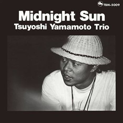 "Midnight Sun" und "Tsuyoshi Yamamoto Trio" steht über einem Mann mit Strohhut in Schwarz-Weiß.