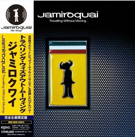 "Jamiroquai - Travelling Without Moving". Japanischer Text links. Gelbes Quadrat mit schwarzer Silhouette einer Figur.