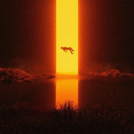 Keine erkennbaren Texte. Eine Silhouette schwebt vor einem hellen, vertikalen Lichtstreifen über einem dunklen See.