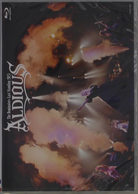 Der Text „Aldious The Dominator’s Last Standing 2015“ ist in auffälliger Schrift. Eine Band spielt mit dramatischer Beleuchtung.