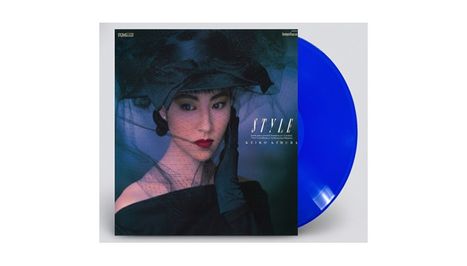 Text: "STYLE" und "KIYOKA KIMURA". Porträt einer Frau in schwarzem Hut und Schleier, daneben steht eine blaue Schallplatte.