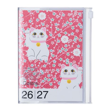 Zahlen "26|27", Illustration mit weißen Katzen, rosa Hintergrund mit Blumen und Wellenmuster.