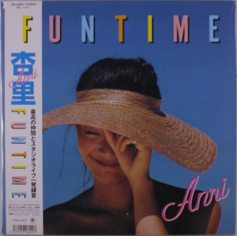 "FUNTIME, Anri" in bunten Buchstaben. Frau mit Strohhut vor blauem Himmel, lächelt und hält den Hut.