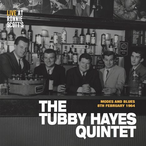"THE TUBBY HAYES QUINTET" steht in großen Buchstaben. Schwarz-Weiß-Foto von fünf Männern an einer Bar, im Hintergrund Flaschen.
