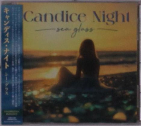 "Candice Night, sea glass" steht oben. Eine Person sitzt am Strand bei Sonnenuntergang und schaut aufs Meer.