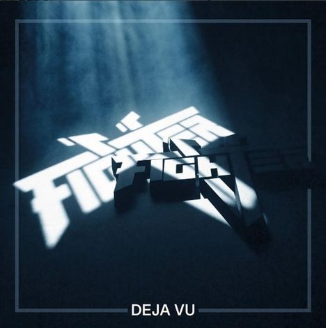 Text "DEJA VU" unten, darüber Schattenwurf eines aufwendigen Designs. Atmosphärische, dunkle Beleuchtung.