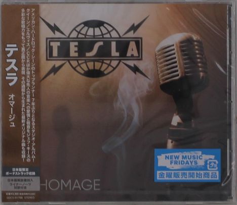 Auf dem Cover steht "TESLA" und "HOMAGE". Ein Vintage-Mikrofon ist abgebildet, links sind japanische Schriftzeichen.