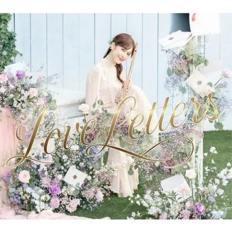 „Love Letters“ in eleganter Schrift vor einer Frau mit Querflöte, umgeben von Blumen und Briefen.