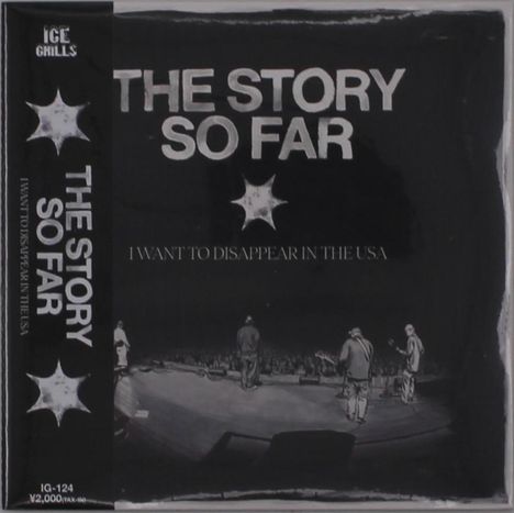 „THE STORY SO FAR“ und „I WANT TO DISAPPEAR IN THE USA“. Schwarz-Weiß-Foto einer Band auf der Bühne vor Publikum.