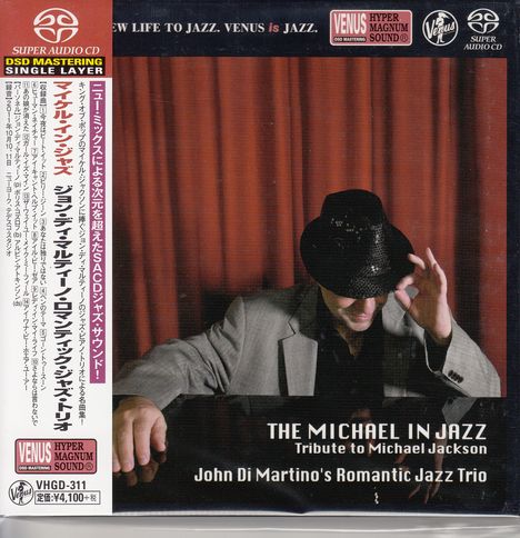 "The Michael in Jazz - Tribute to Michael Jackson. John Di Martino's Romantic Jazz Trio." Ein Mann mit Hut vor rotem Vorhang.