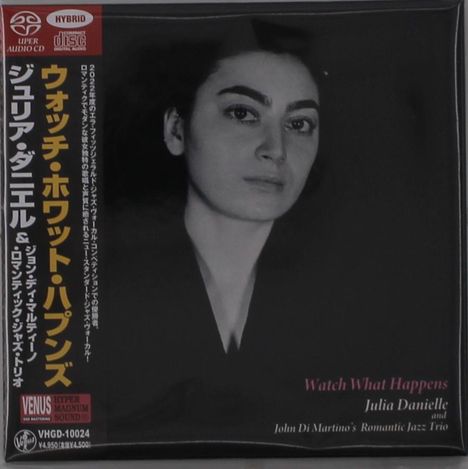 "Watch What Happens" Julia Danielle und John Di Martino’s Romantic Jazz Trio. Schwarz-weißes Portrait einer Frau.