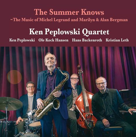 "The Summer Knows" und "Ken Peplowski Quartet". Vier Männer, einer mit Saxophon, vor rotem Vorhang.