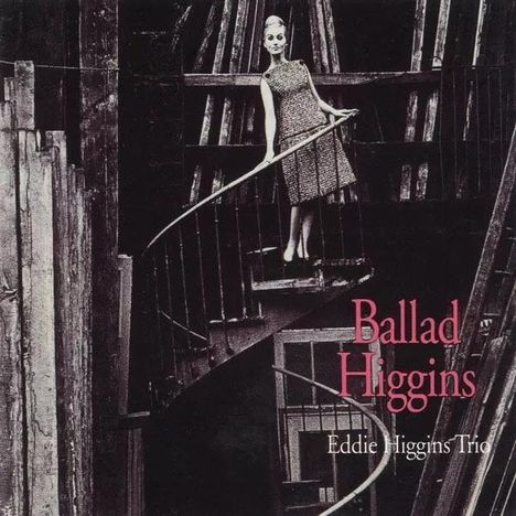 „Ballad Higgins“ und „Eddie Higgins Trio“. Eine Frau steht auf einer Wendeltreppe in einem Gebäude voller Holzbalken.