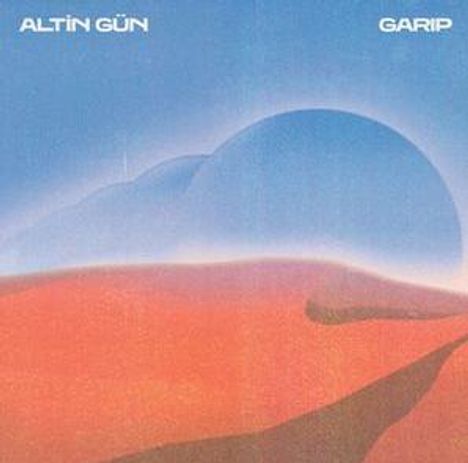 "ALTIN GÜN" und "GARIP". Eine Illustration: Rote Wüste, blauer Himmel, großer halbtransparenter Kreis am Horizont.