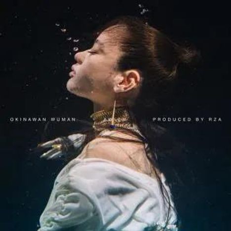 Text: „OKINAWAN WOMAN PRODUCED BY RZA“. Frau unter Wasser, seitlich, mit hochgestecktem Haar und Schmuck.