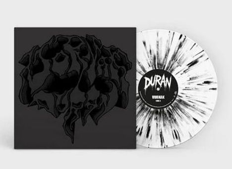 "Duran Vornak" auf einem Schallplattenlabel. Schwarze, organische Muster auf weißem Vinyl, schwarze Hülle.