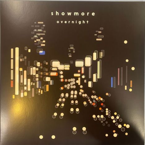 Texte: „showmore overnight“. Abstrakte, leuchtende Punkte und Balken auf dunklem Hintergrund symmetrisch angeordnet.