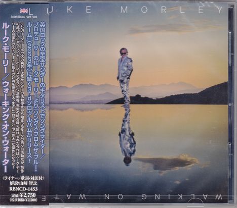 "UK Morley", "British Rock / Hard Rock". Mensch in silbrigem Anzug steht auf Wasserfläche, Hintergrund: Berge bei Sonnenuntergang.