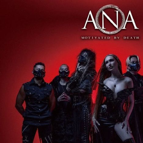 Text: "ANA" und "MOTIVATED BY DEATH". Eine Gruppe von Personen in dunkler, futuristischer Kleidung vor rotem Hintergrund.