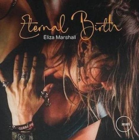 "Eternal Birth", Eliza Marshall. Eine Frau mit Schmuck und Armband berührt ihr Gesicht, Haare fallen nach vorne.