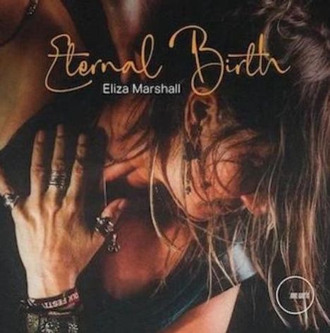 Text: "Eternal Birth", "Eliza Marshall". Eine Frau stützt ihr Gesicht in die Hand, trägt Schmuck und ist teilweise im Schatten.