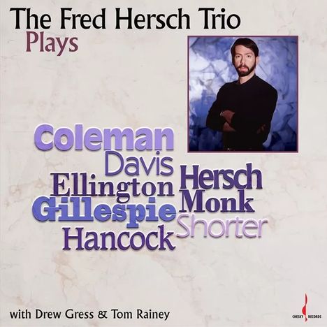 "The Fred Hersch Trio Plays" gefolgt von Namen wie Coleman, Davis. Ein Foto eines Mannes rechts.