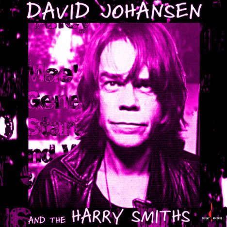 „DAVID JOHANSEN AND THE HARRY SMITHS“. Pinke Töne, Porträt eines Mannes mit langen Haaren, ernster Ausdruck.