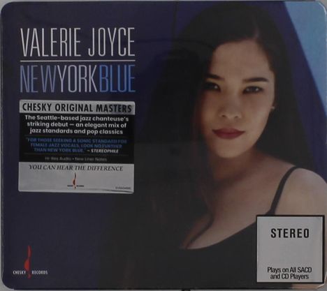 VALERIE JOYCE, NEW YORK BLUE, Chesky Original Masters. Porträt einer Frau vor dunklem Hintergrund.