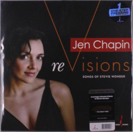 "Jen Chapin ReVisions: Songs of Stevie Wonder." Eine Frau mit dunklem Haar und schwarzem Kleid lächelt sanft.