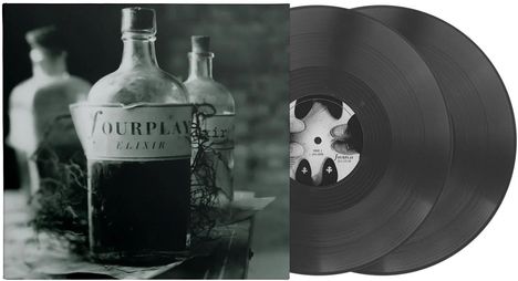 "FOURPLAY ELIXIR" steht auf einer alten Flasche. Daneben sind drei Schallplatten mit einem Label im gleichen Stil.
