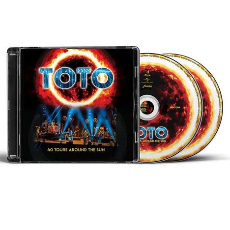 „TOTO“, „40 TOURS AROUND THE SUN“. Zwei CDs mit leuchtendem Logo und Band auf der Bühne.