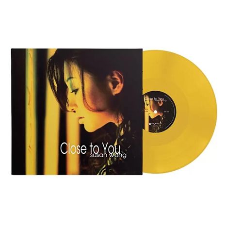 „Close to You“ und „Susan Wong“. Gelbe Vinylplatte neben Albumcover mit Profilbild einer Frau.