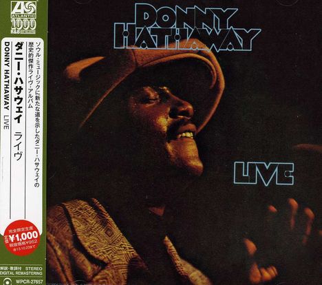 DONNY HATHAWAY LIVE. Dunkle Bühne, beleuchtetes Gesicht mit Hut. Japanische und englische Schrift links.
