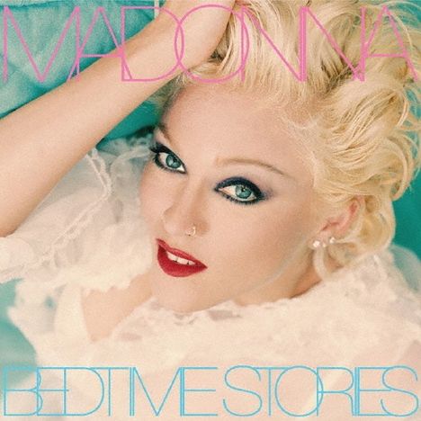 Oben steht "MADONNA" in pink, unten "BEDTIME STORIES" in blau. Eine Frau mit blondem Haar und rotem Lippenstift.