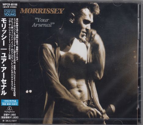 "Your Arsenal" von Morrissey. Ein Schwarzweißfoto eines Mannes beim Singen mit Mikrofon. Japanische Schrift seitlich.