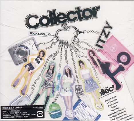 "Collector" und "ITZY" in großen Buchstaben. Schlüsselanhänger mit figurativen Anhängern und Kamera, Kassette und Rucksack.