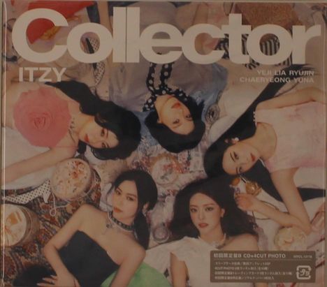 „Collector ITZY“ sind die sichtbaren Texte. Vier Personen liegen harmonisch nebeneinander auf einem dekorativen Boden.