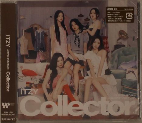 Texte: "ITZY JAPAN 2nd Album Collector". Fünf Personen posieren stilvoll in einem Wohnzimmer.