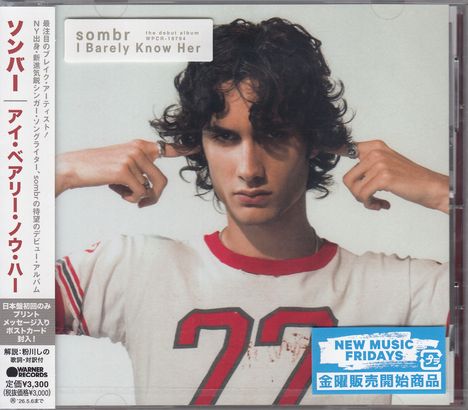 CD-Cover mit Texten "sombr, I Barely Know Her". Junge Person in einem T-Shirt, deutet mit Fingern auf den Kopf.