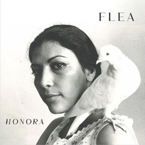 Text: "FLEA HONORA". Schwarz-weißes Foto einer Frau mit einer Taube auf der Schulter.