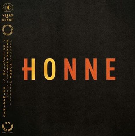 „10 Years HONNE“ und „HONNE“ in großen Buchstaben. Links senkrechter Text zu einer Kollektion. Dunkler Hintergrund.