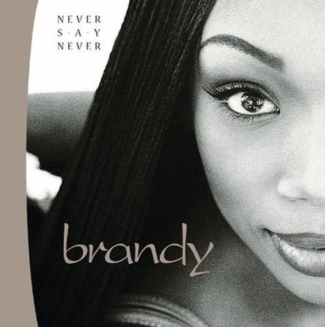 Text: "NEVER SAY NEVER" und "brandy". Nahaufnahme einer Frau mit glattem Haar und ausdrucksstarken Augen.