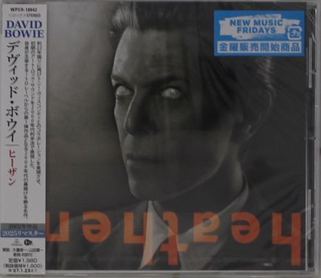 "DAVID BOWIE", "NEW MUSIC FRIDAYS". Schwarz-weißes Porträt mit weißen Augen, orangener Schrift unten. Japanischer Text links.
