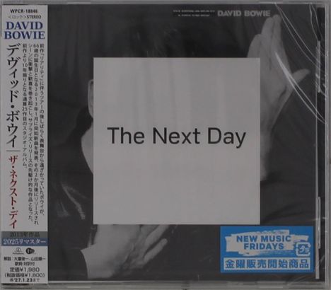„The Next Day“ steht in einem weißen Quadrat vor einem schwarz-weißen Hintergrund. Jap. Schriftzüge links. 