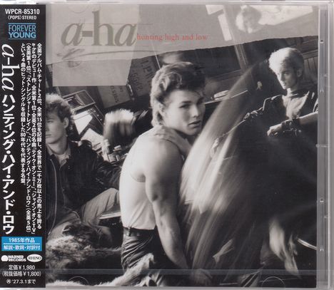 CD-Cover mit Text: "a-ha hunting high and low". Drei Männer in Schwarz-Weiß, der vordere trägt ein ärmelloses Hemd.