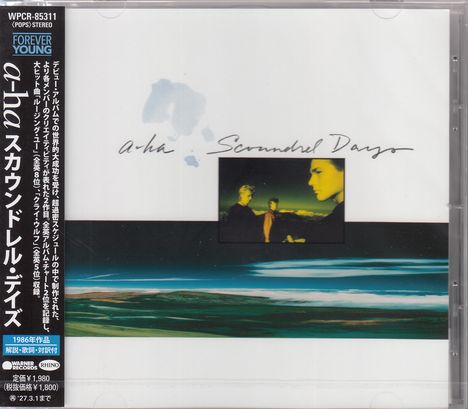 Der Text "a-ha Scoundrel Days" steht über einem Cover mit einem Foto dreier Personen und einer Landschaft darunter.